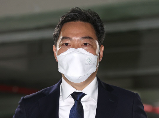 김오수 검찰총장 후보자가 18일 오전 인사청문회 준비단 사무실이 차려진 서울 서초구 서울고검으로 출근하고 있다.   연합뉴스